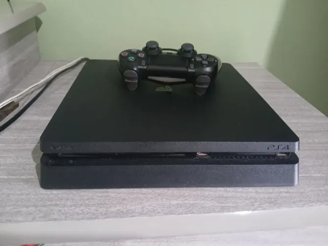 Ps4 novo com 1 ano de uso super conservado  1TB com 8 jogos 