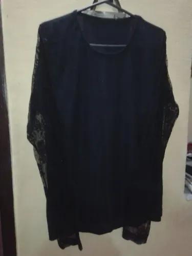 Blusa preta Manga Comprida com Renda nos Braços
