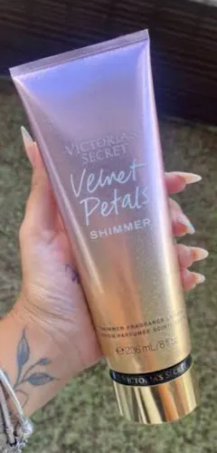 Hidratante Victoria's Secret Velvet Petals Shimmer 236ml - Brilho, Perfume e Hidratação!