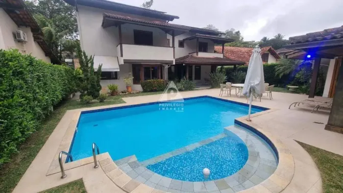 Casa duplex com 3 suítes e vaga para 3 carros em condomínio de alto padrão em Niterói.
