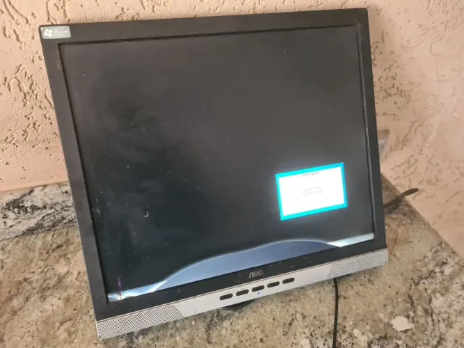 Monitor AOC 17 polegadas com detalhe