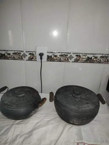 Duas panelas de pedra