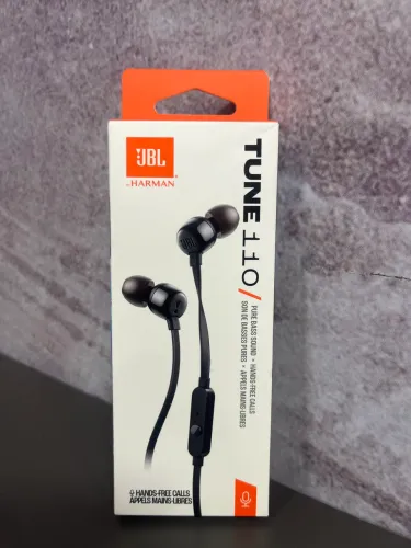 fones de ouvido intra-auriculares com fio JBL Tune 110 na cor preta