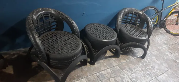 2 Poltronas de Pneus com mesa.