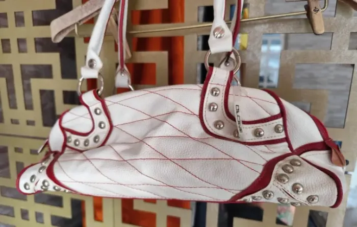 Bolsa esportiva  couro ecológica na etiqueta 