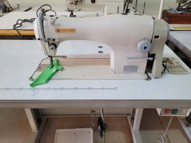 Maquina de costura Reta Singer 