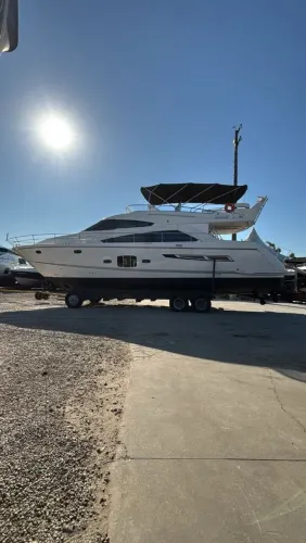 FAIRLINE 55 SQUADRON 2010: CLÁSSICO INGLÊS DE 55 PÉS COM MOTORES VOLVO D12 REVISADOS