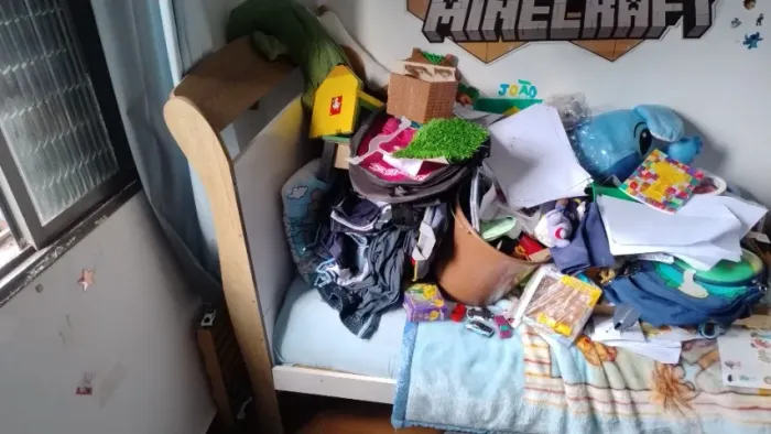 Jogo de quarto infantil com cômoda guarda roupa e berço cama em bom estado