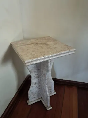 MESA DE CANTO EM MÁRMORE 