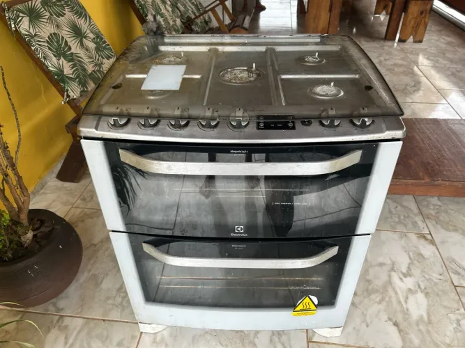 Excelente fogão de 5 bocas a gás e elétrico eletrolux 