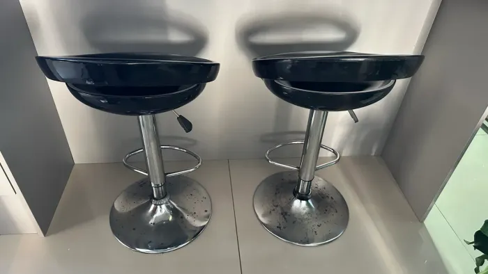 4 Banquetas altas giratórias - 2 pretas + 2 vermelhas