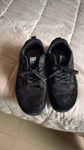 Vendo sapatilhas  preta 41 , caramelo 42 e tênis adidas 42