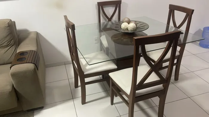 Vendo uma mesa de 4 cadeiras em até 10x cartão de crédito ( taxa da maquineta)
