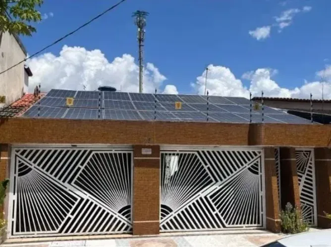 VENDO EXCELENTE CASA AMPLA COM PISCINA E AREA EXTERNA DE LAZER, BEM LOCALIZADA E PROXIMA D