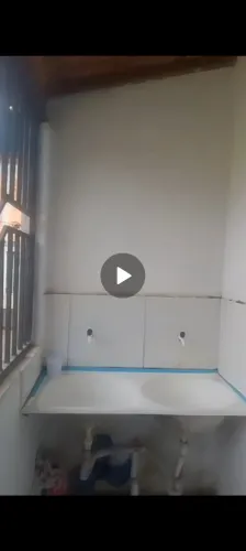 Vende se uma casa