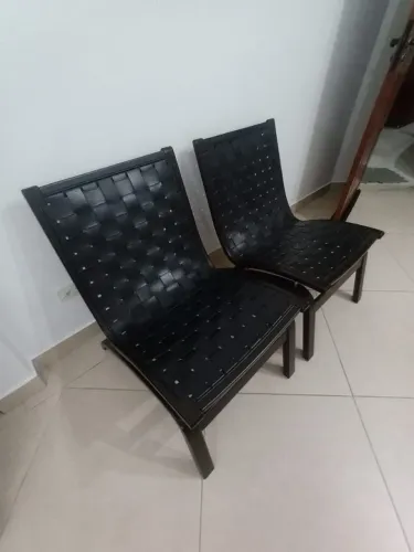 Par de cadeiras de couro legítimo