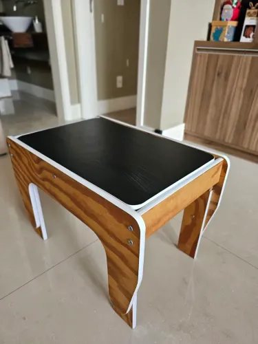 Mesa infantil para atividades sensoriais