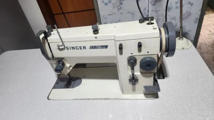 Singer reta e Zig Zag 20u , motor direct drive , única dona , excelente máquina