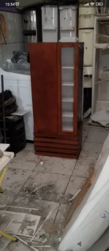 Refrigerador frigobar em madeira de pinos envernizado com motor compressor e iluminação 