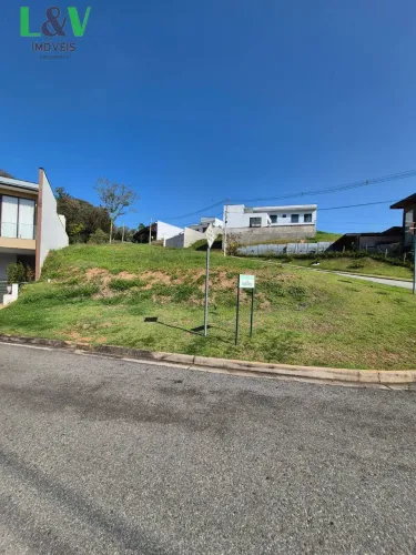 Terreno de esquina com pequeno aclive à venda no cond. Reserva Jatobás