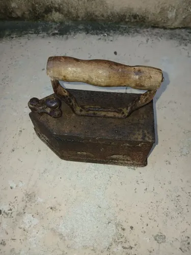 Ferro de passar a brasa antigo 