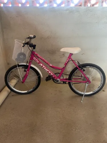 Bicicleta Infantil- com cestinha, rodinha, buzina e suspensão. Rosa e Branca