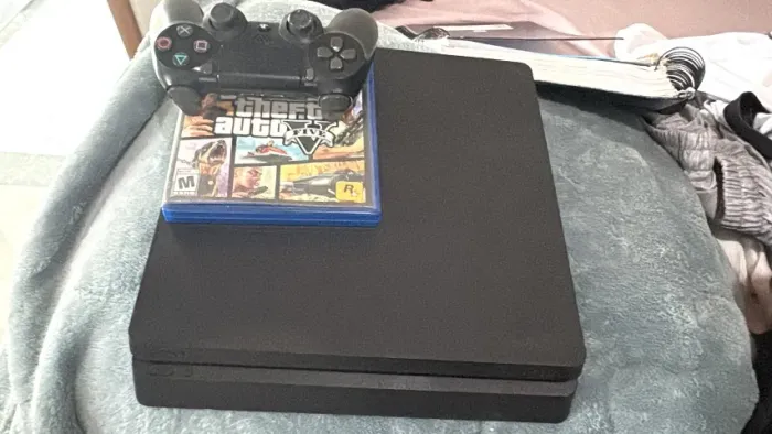 Ps4 de um terá e com dois controle original e o gta