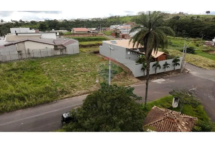 Terreno em ótima localização, com 480m², Plano com vista para a cidade e por do sol no Ver