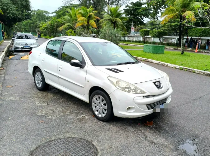 Peugeot 207 Sedan Passion XS 1.6 Flex 16V 4P AUT 2013