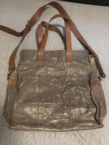 Bolsa carteiro , couro legítimo , comprada nos EUA , marca Cole Haan . 