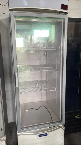 Vende-se cervejeira expositora