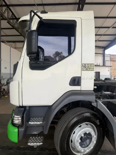 Caminhão Volvo VM270