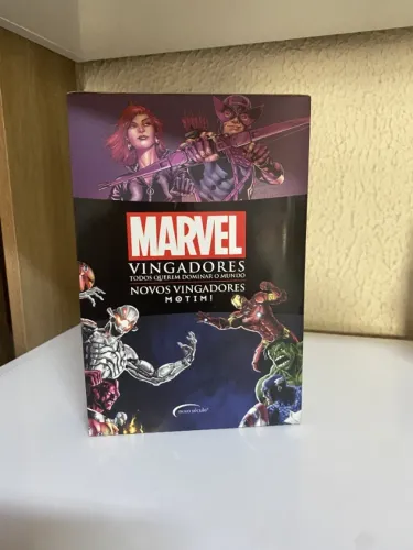 "BOX VINGADORES TODOS QUEREM DOMINAR O MUNDO" da editora Novo Século.