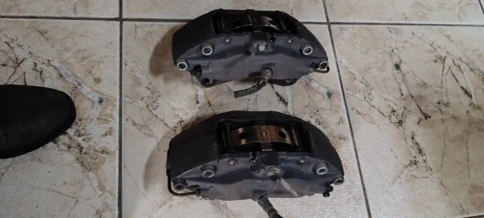 Pinças de freio Brembo.