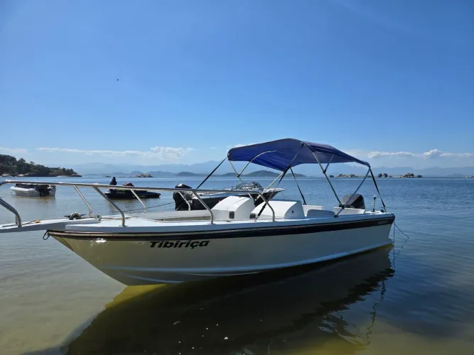Lancha 19 pés motor Johnson 150HP liga no estalo o motor.