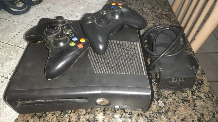Vende-se Xbox 360 Slim