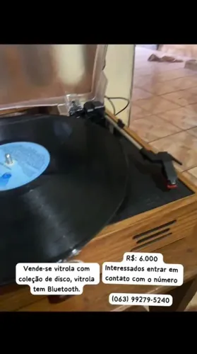 Vitrola com mais de 150 discos de vinil