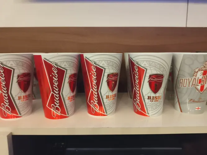 Copo Budweiser The Royal Stripes 473ml plástico