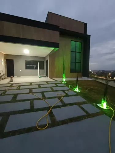 Casa de condomínio para aluguel tem 164 metros quadrados com 3 quartos