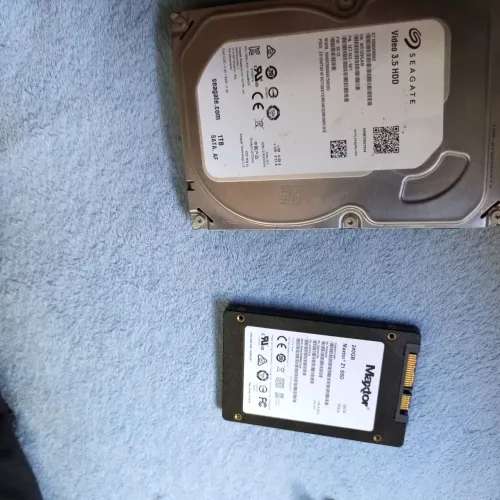 UM HDD SATA DE 1TB e UM SSD SATA DE 240 GB