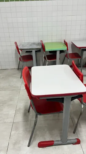 Conjunto de mesas escolares