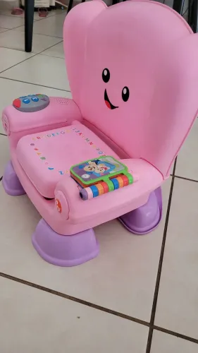 Vendo cadeirinha iterativa para crianças pequenas