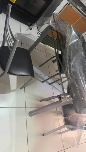 Mesa usada com 4 cadeiras de ferro
