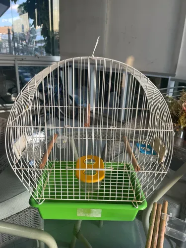 Gaiola redonda branca para pássaros 