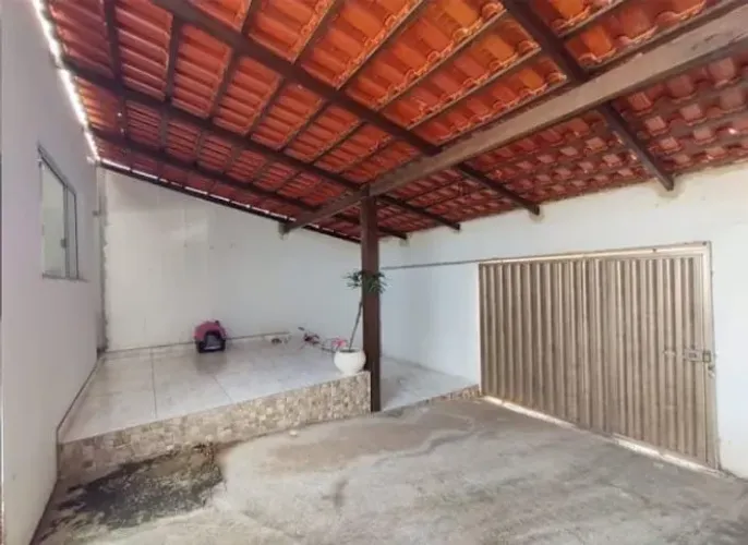 Linda casa com 3 quartos 2 banheiros área de churrasco e garagem.