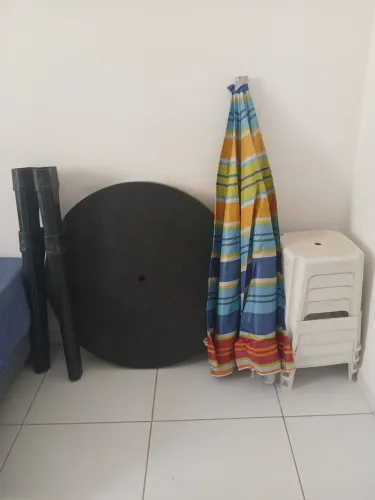 Mesa, sombreiro e bancos (kit praia)