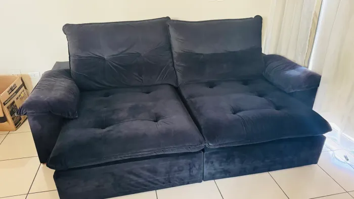 Sofá retrátil reclinável preto