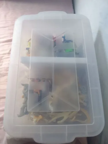 Vendo caixa com personagems feitos em massa de biscuit. 