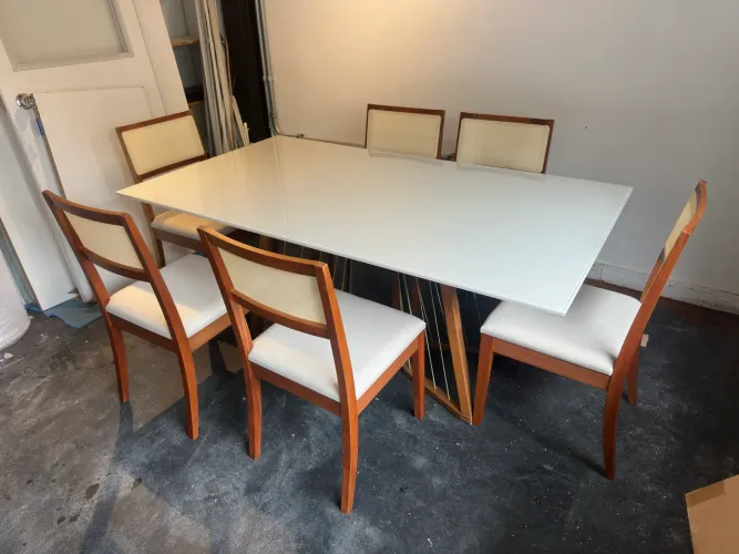 Mesa e cadeiras em madeira