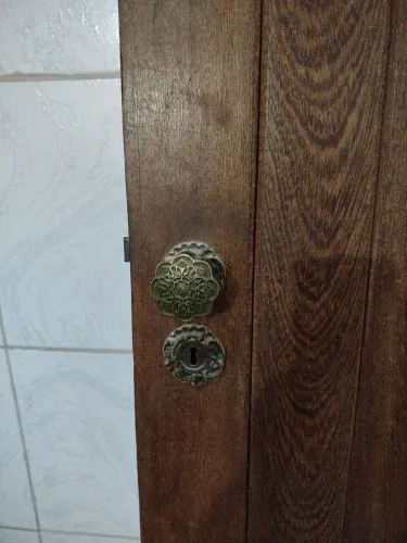 Porta de madeira maciça 2.10/80 em perfeito estado já com fechadura.